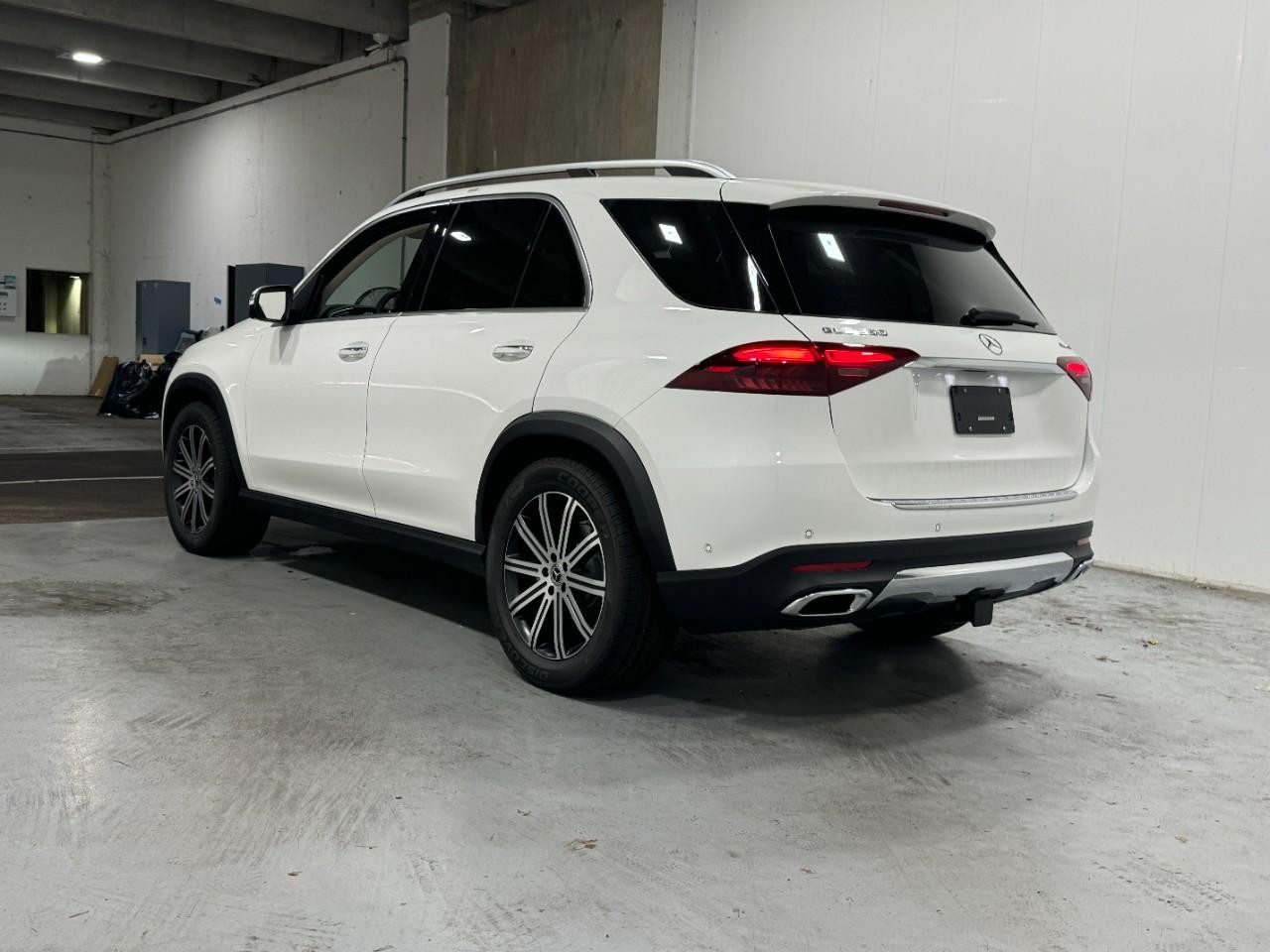 Mercedes-Benz GLE Vehicle Full-screen Gallery Image 3