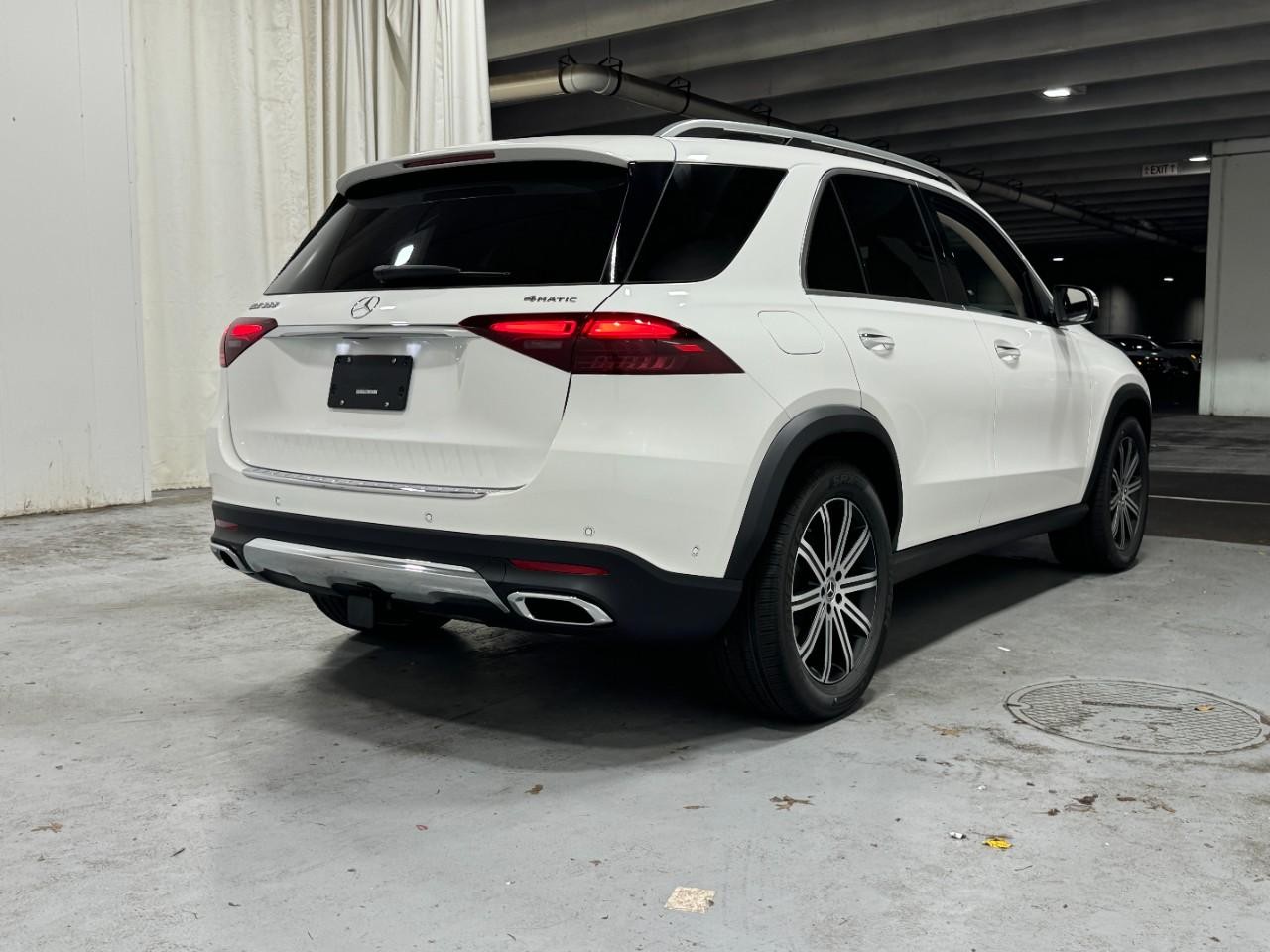 Mercedes-Benz GLE Vehicle Full-screen Gallery Image 4