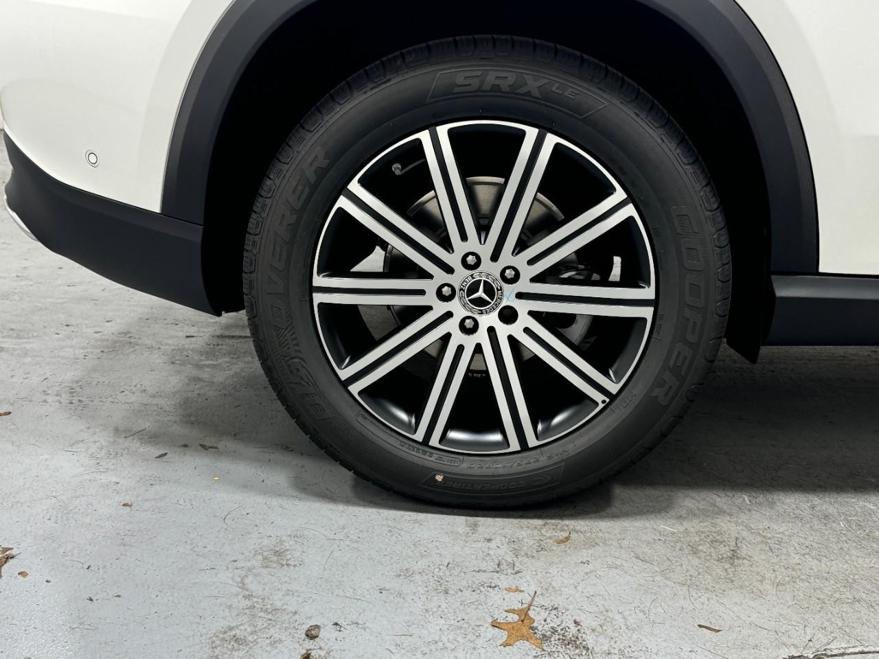 Mercedes-Benz GLE Vehicle Full-screen Gallery Image 5