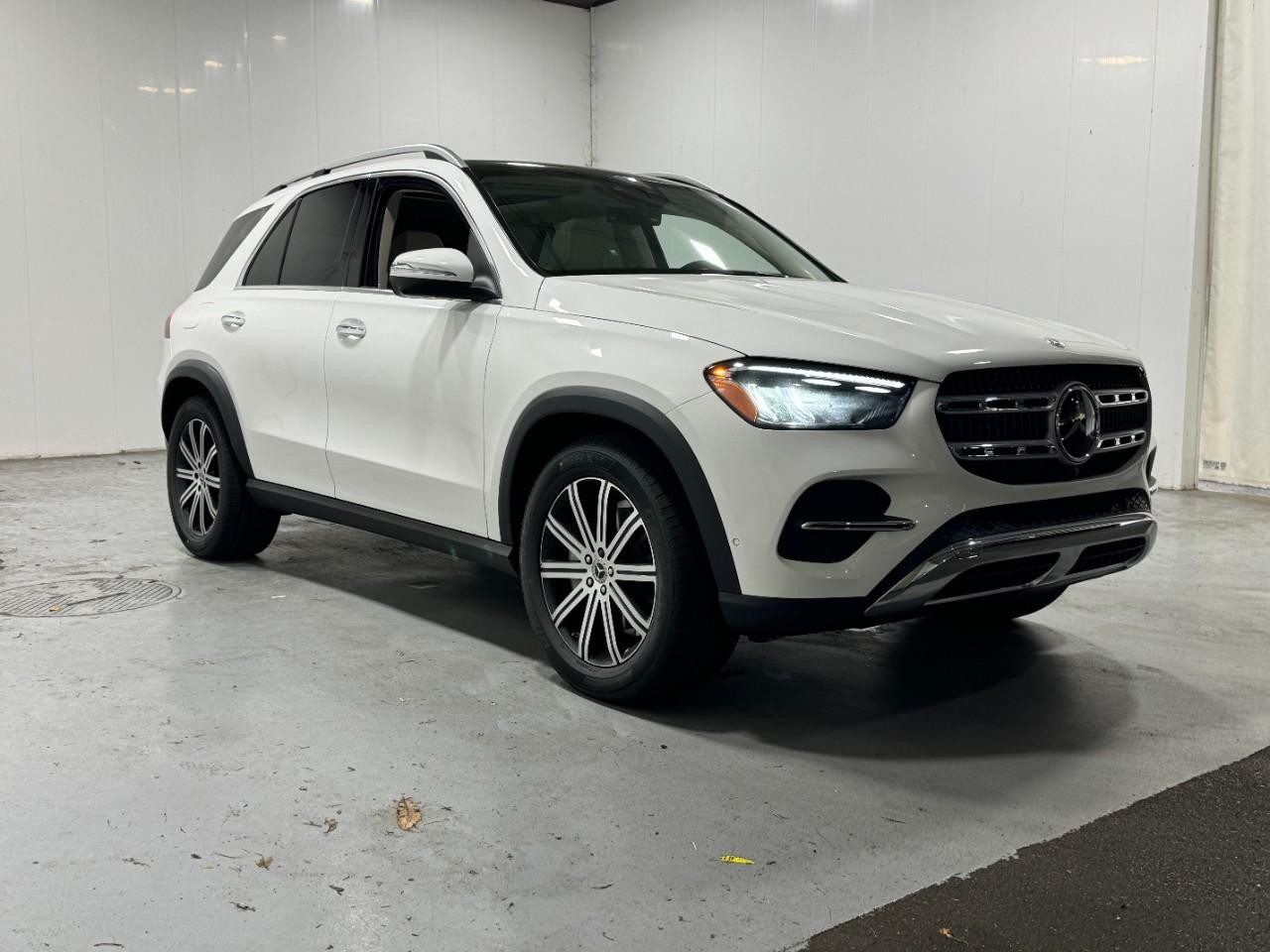 Mercedes-Benz GLE Vehicle Full-screen Gallery Image 6