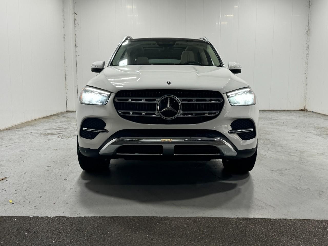 Mercedes-Benz GLE Vehicle Full-screen Gallery Image 7