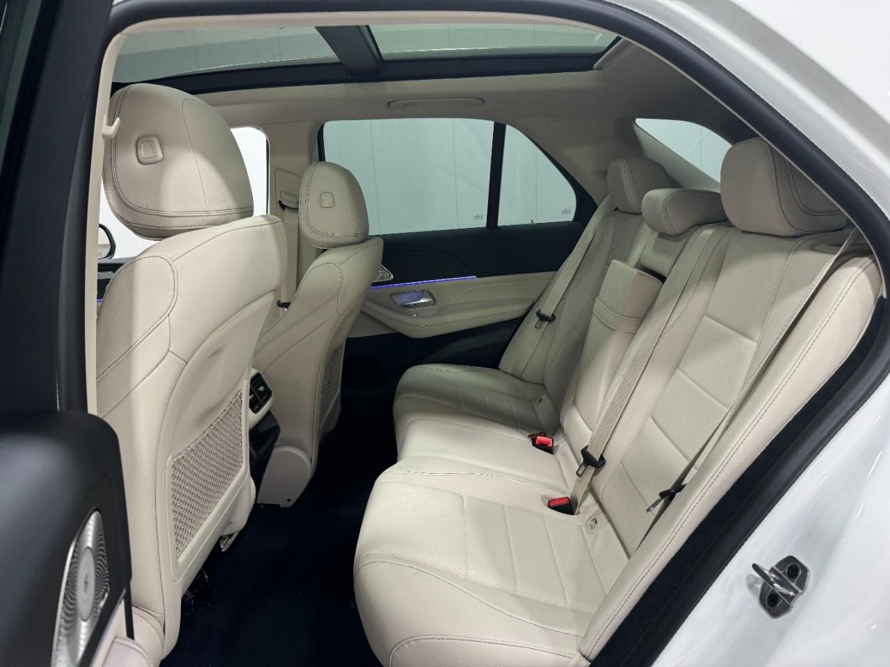 Mercedes-Benz GLE Vehicle Full-screen Gallery Image 8