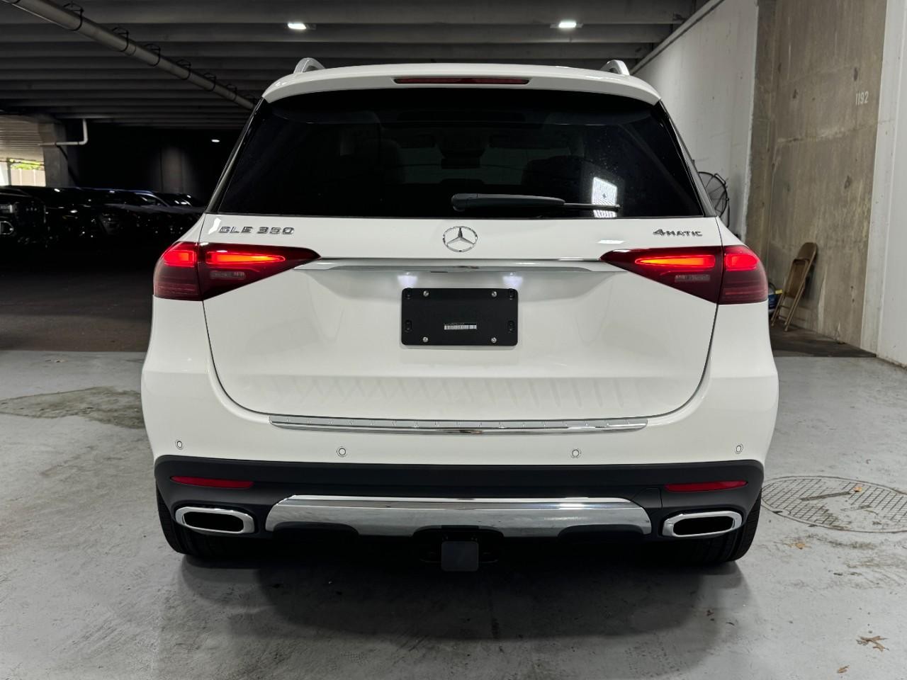 Mercedes-Benz GLE Vehicle Full-screen Gallery Image 9