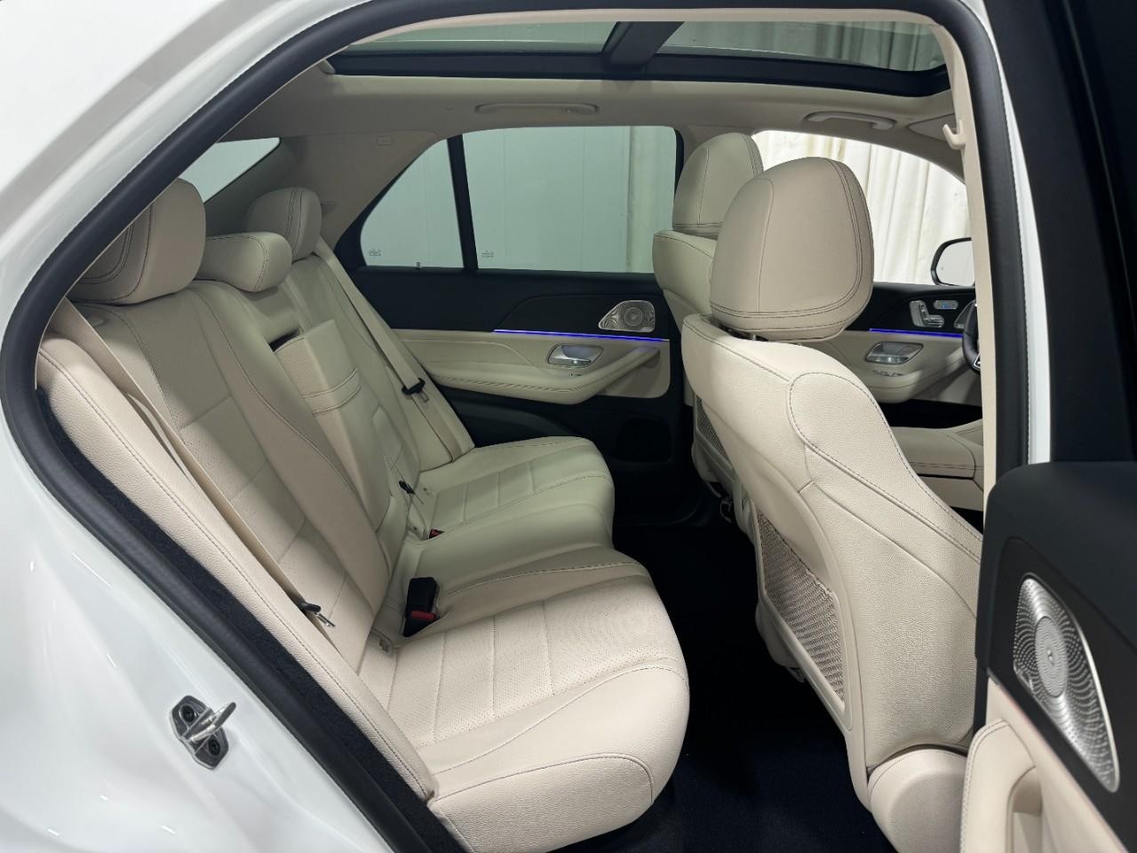 Mercedes-Benz GLE Vehicle Full-screen Gallery Image 10