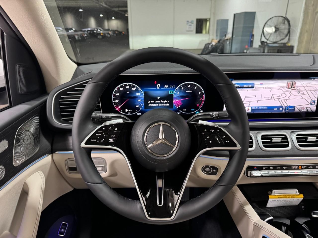 Mercedes-Benz GLE Vehicle Full-screen Gallery Image 13