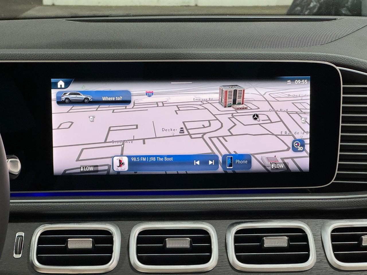 Mercedes-Benz GLE Vehicle Full-screen Gallery Image 14