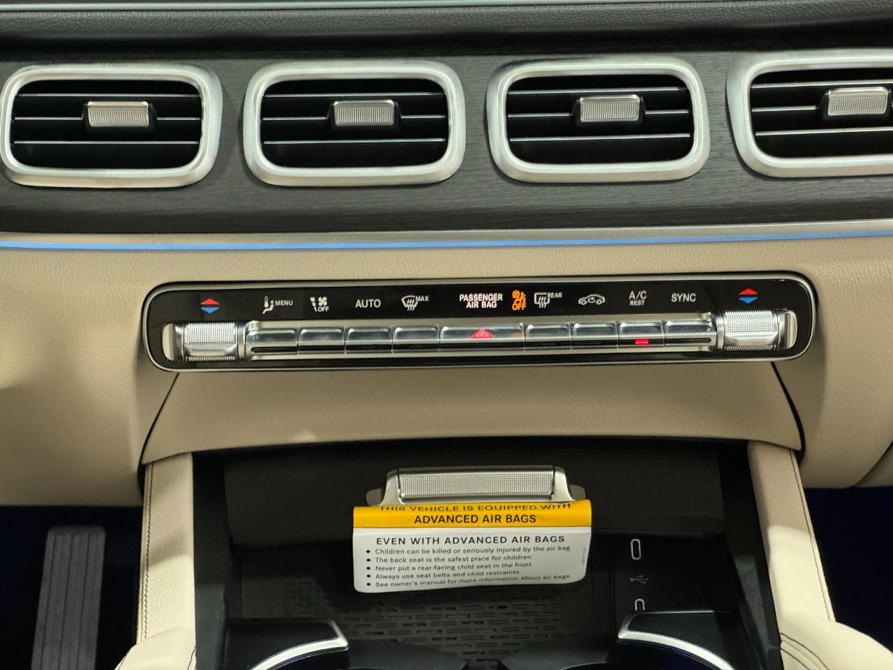 Mercedes-Benz GLE Vehicle Full-screen Gallery Image 15