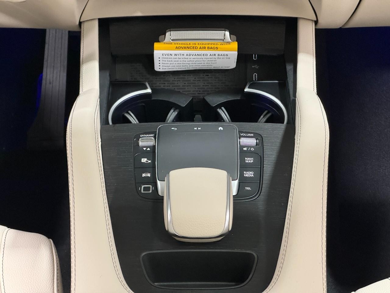 Mercedes-Benz GLE Vehicle Full-screen Gallery Image 16