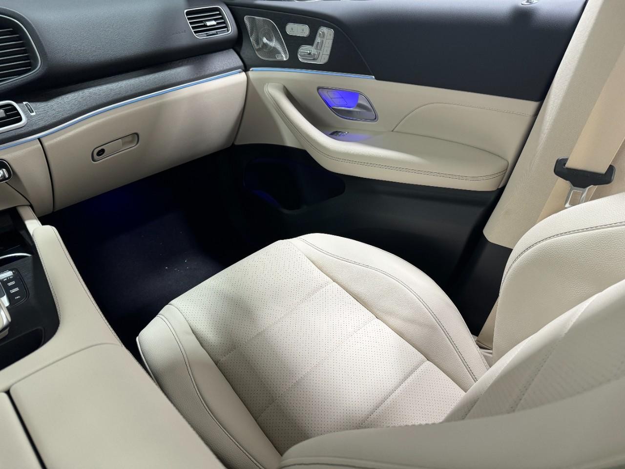 Mercedes-Benz GLE Vehicle Full-screen Gallery Image 17