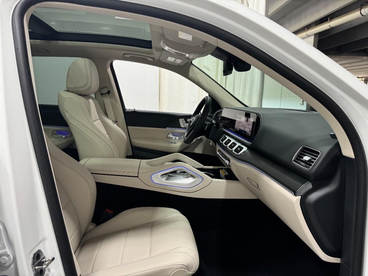 Mercedes-Benz GLE Vehicle Full-screen Gallery Image 18