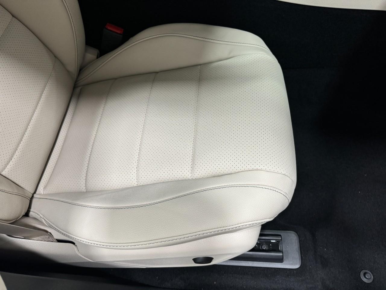 Mercedes-Benz GLE Vehicle Full-screen Gallery Image 19