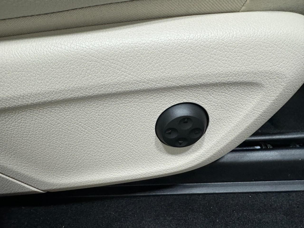 Mercedes-Benz GLE Vehicle Full-screen Gallery Image 20