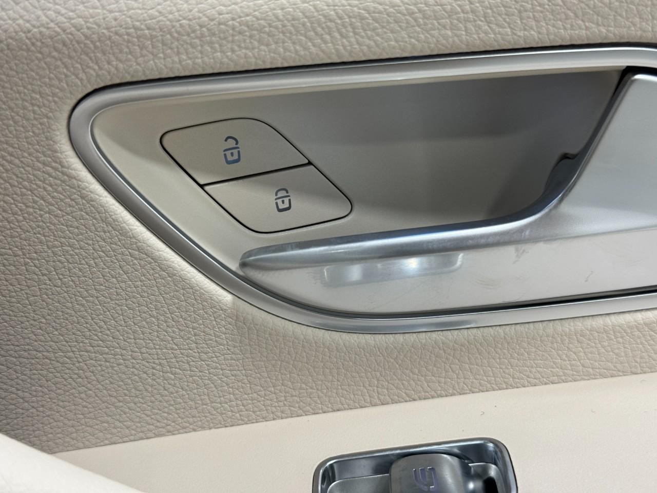 Mercedes-Benz GLE Vehicle Full-screen Gallery Image 22