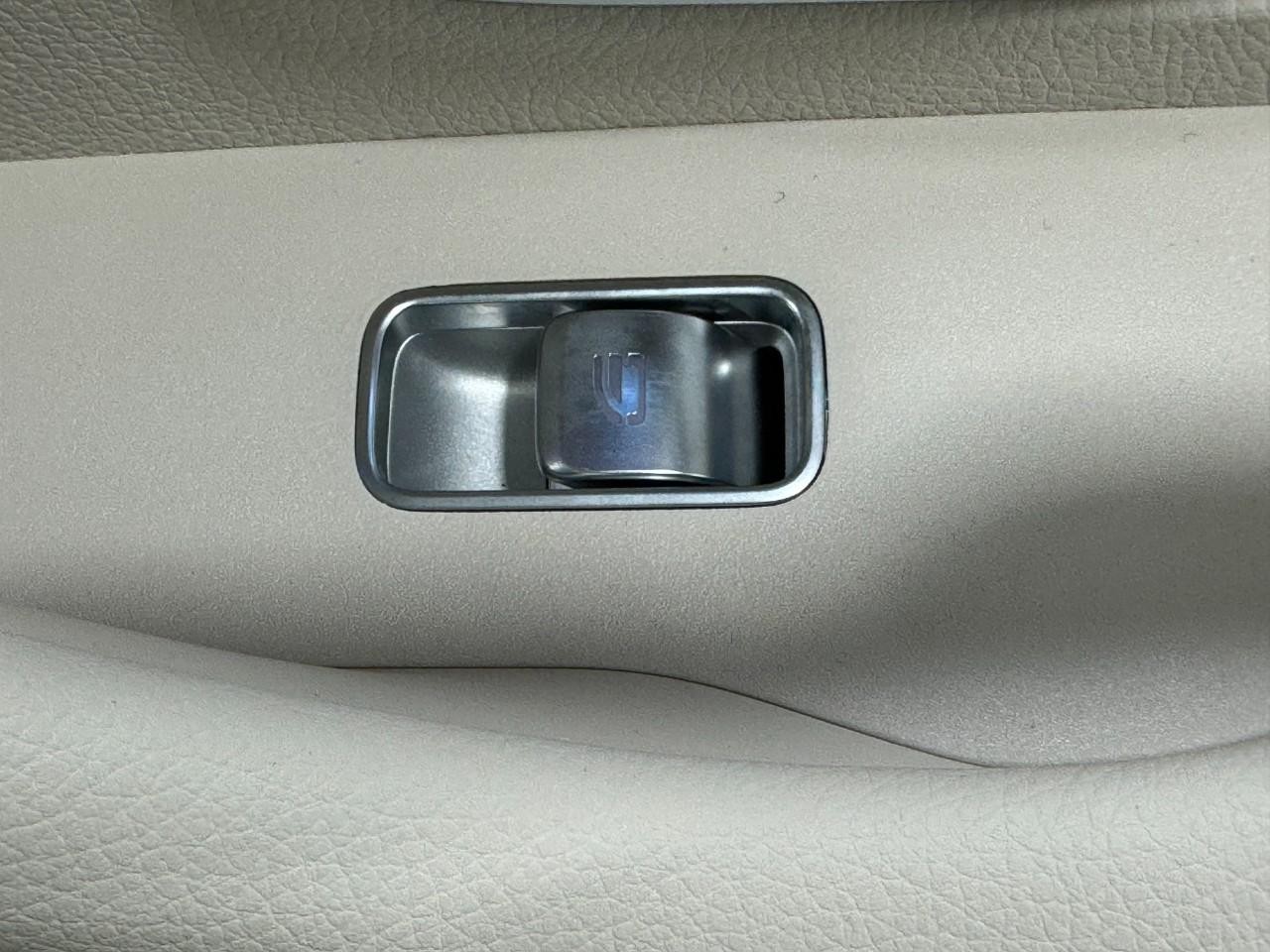 Mercedes-Benz GLE Vehicle Full-screen Gallery Image 23