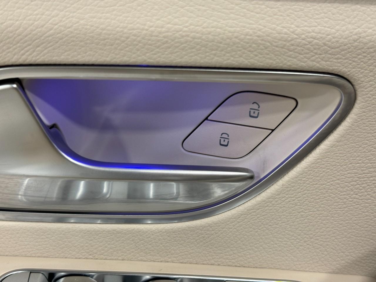 Mercedes-Benz GLE Vehicle Full-screen Gallery Image 26