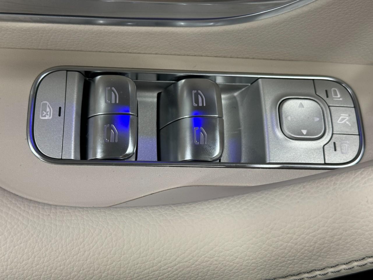 Mercedes-Benz GLE Vehicle Full-screen Gallery Image 27