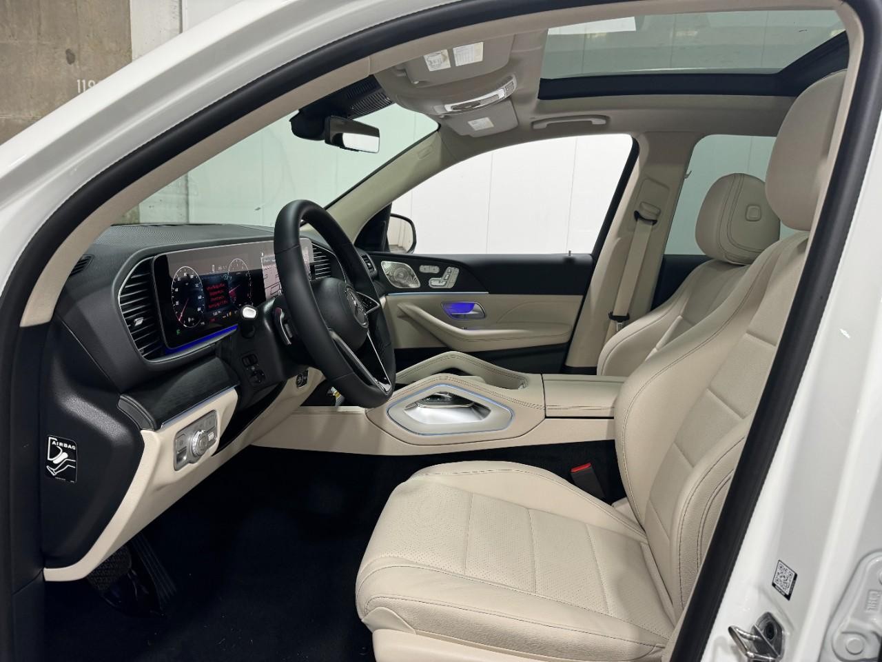 Mercedes-Benz GLE Vehicle Full-screen Gallery Image 29