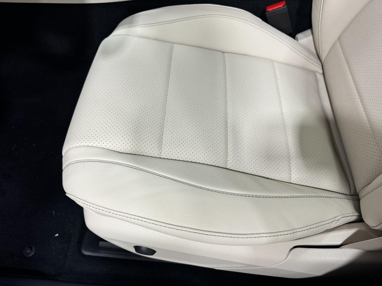 Mercedes-Benz GLE Vehicle Full-screen Gallery Image 30