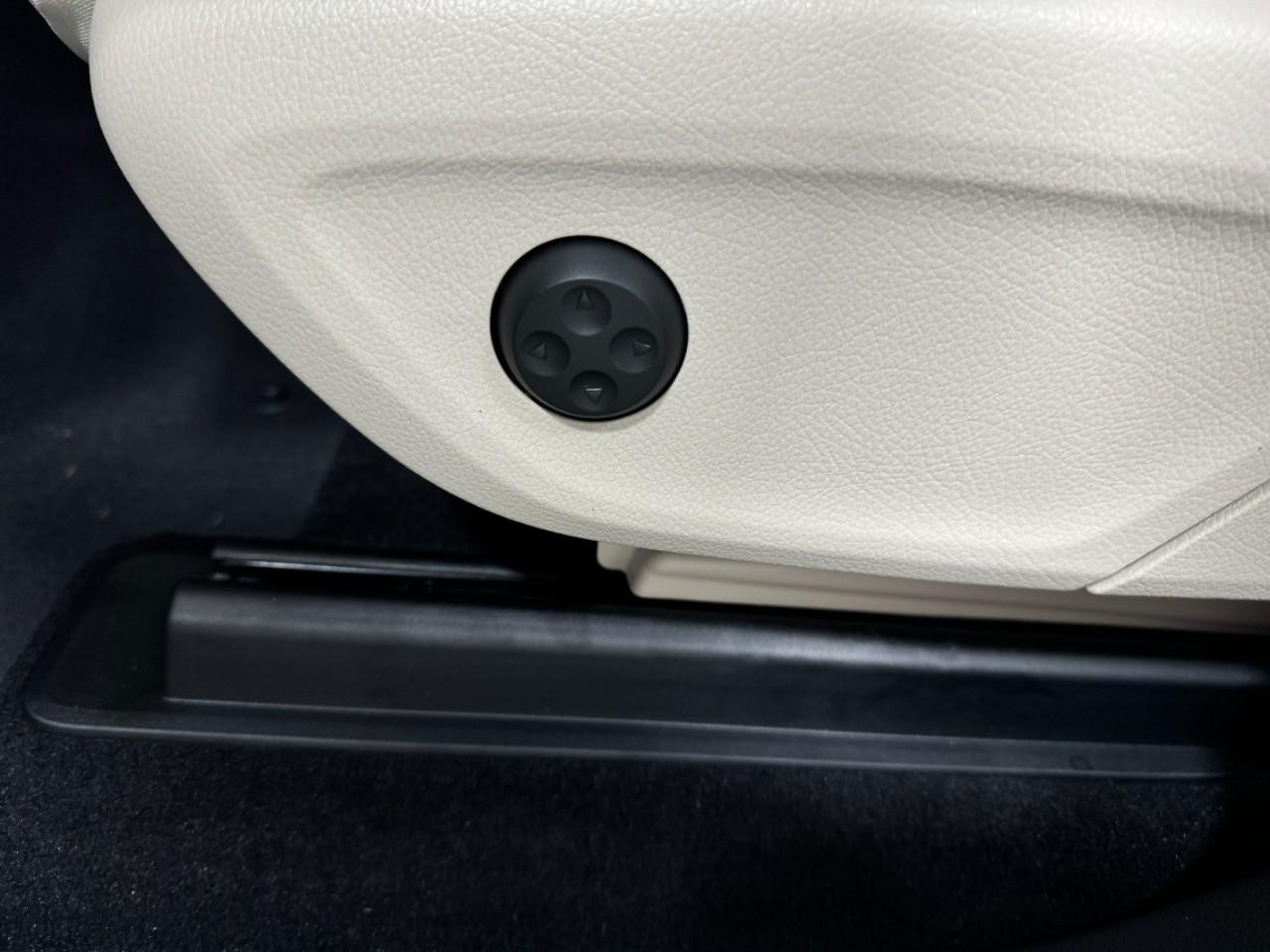 Mercedes-Benz GLE Vehicle Full-screen Gallery Image 31