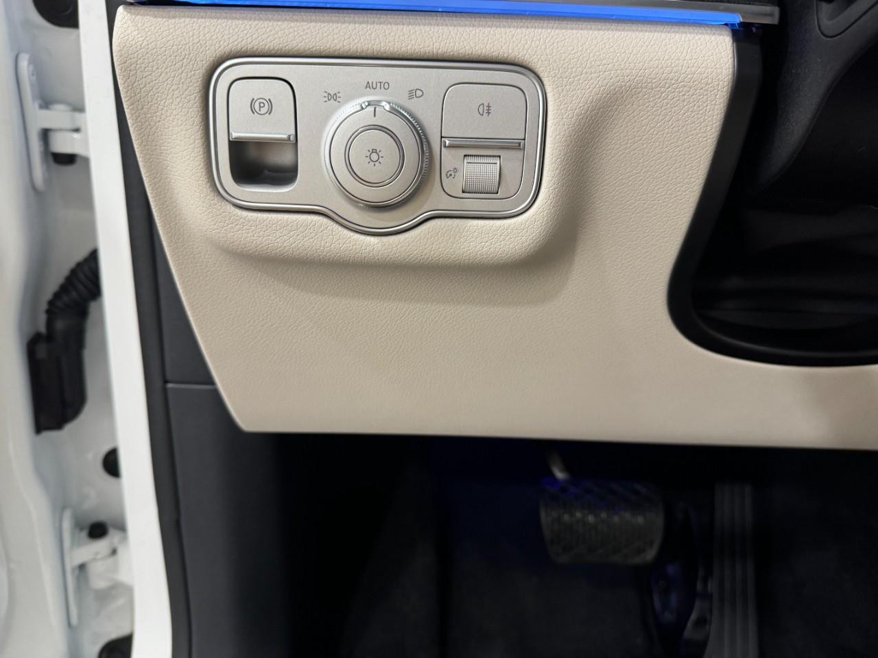 Mercedes-Benz GLE Vehicle Full-screen Gallery Image 32