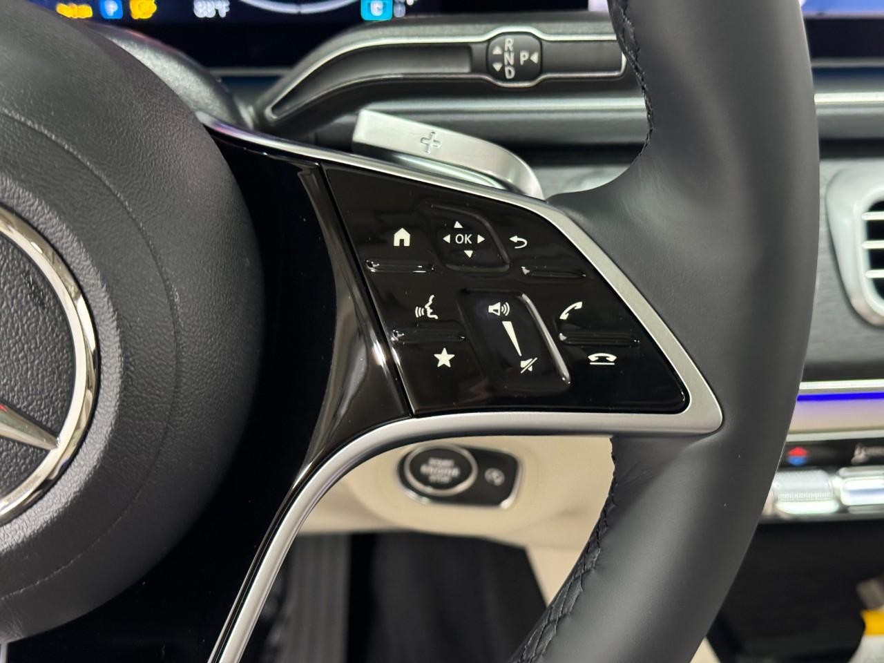 Mercedes-Benz GLE Vehicle Full-screen Gallery Image 34