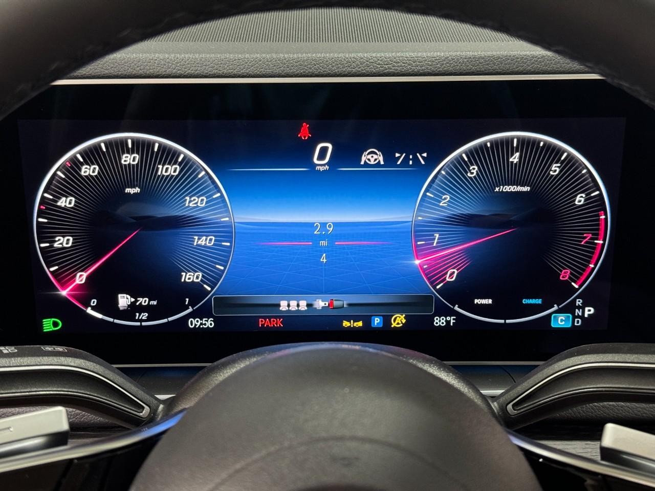 Mercedes-Benz GLE Vehicle Full-screen Gallery Image 35