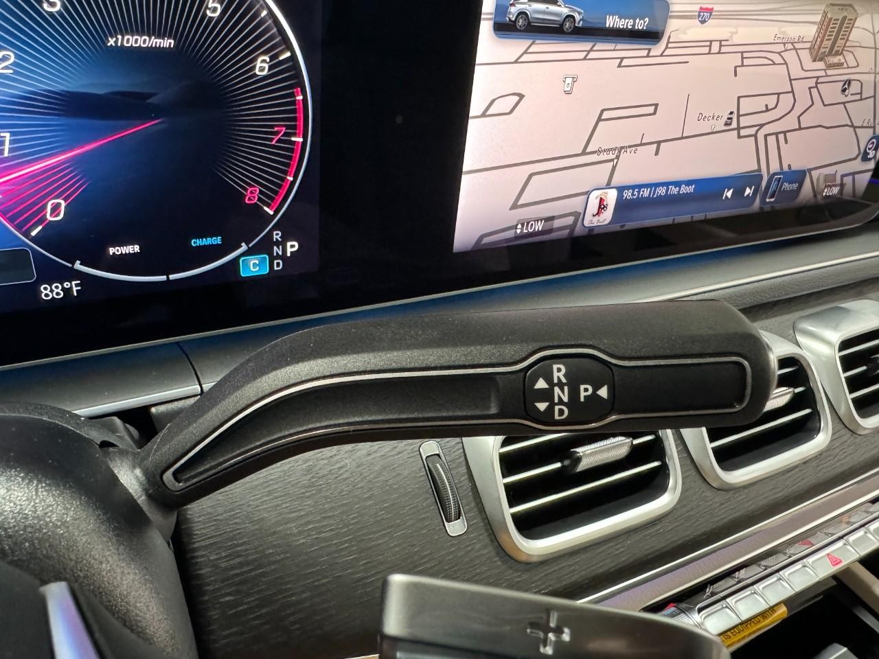 Mercedes-Benz GLE Vehicle Full-screen Gallery Image 36