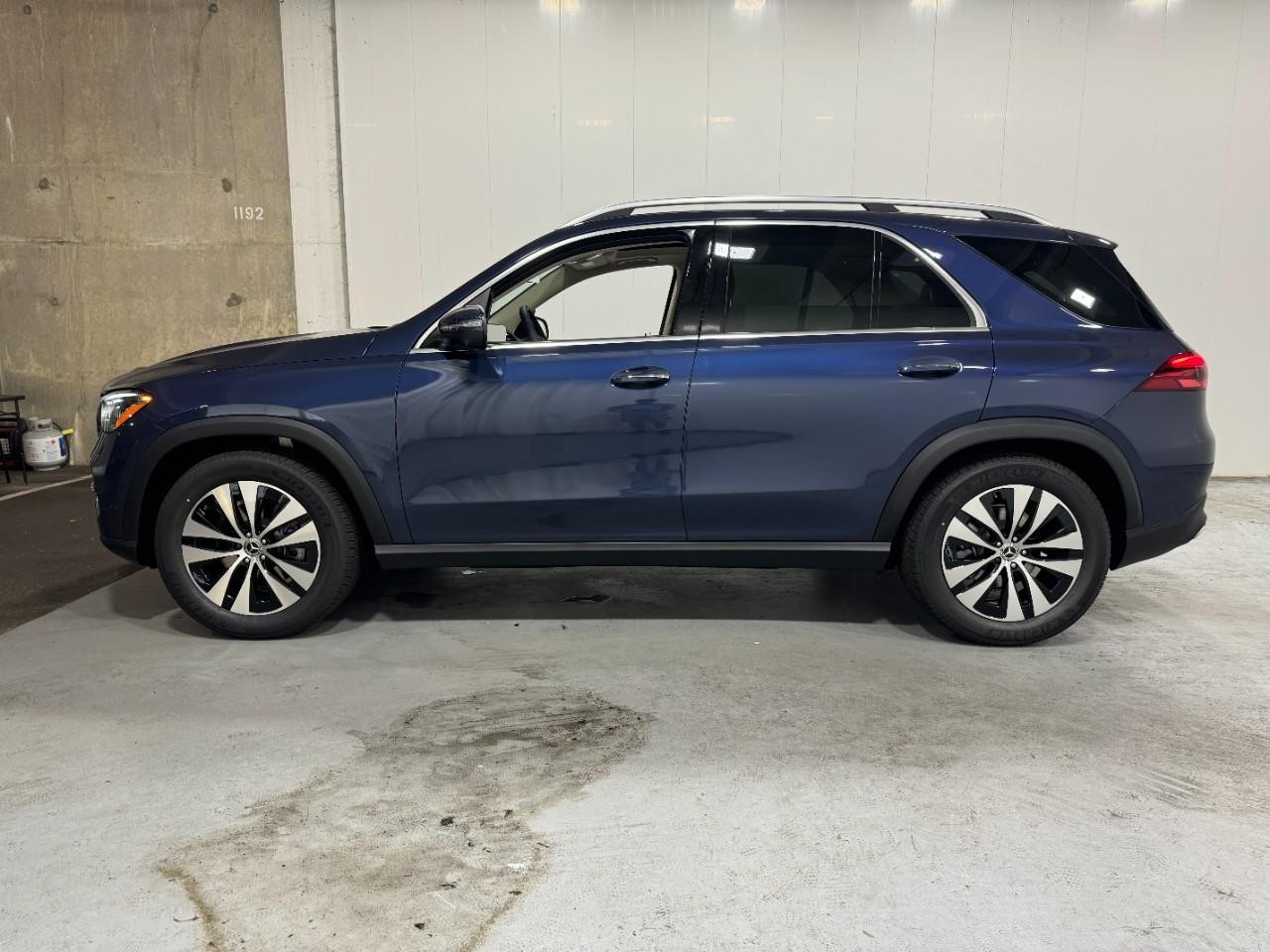 Mercedes-Benz GLE Vehicle Full-screen Gallery Image 2