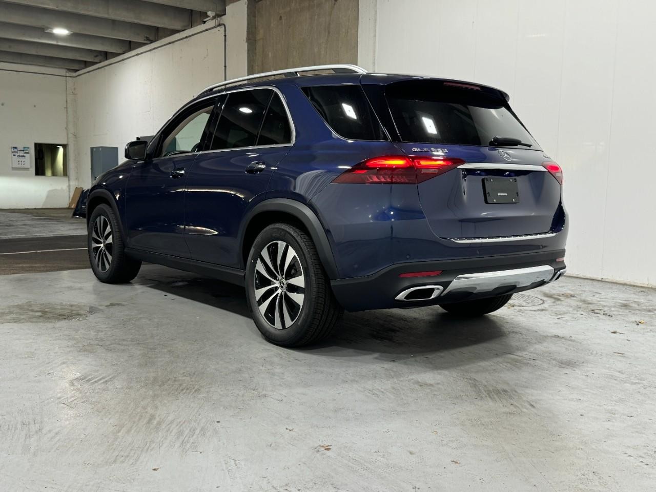 Mercedes-Benz GLE Vehicle Full-screen Gallery Image 3