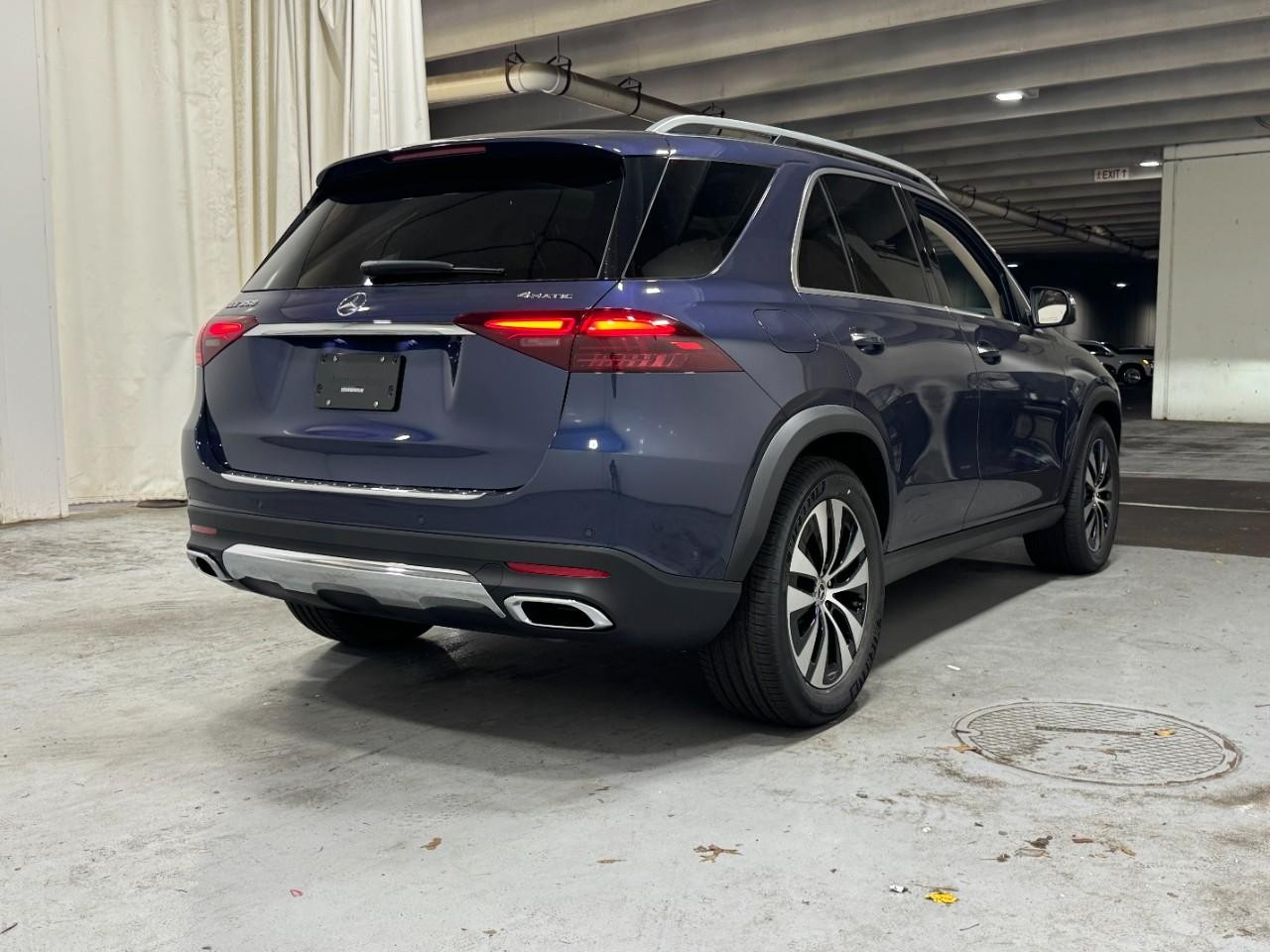 Mercedes-Benz GLE Vehicle Full-screen Gallery Image 4