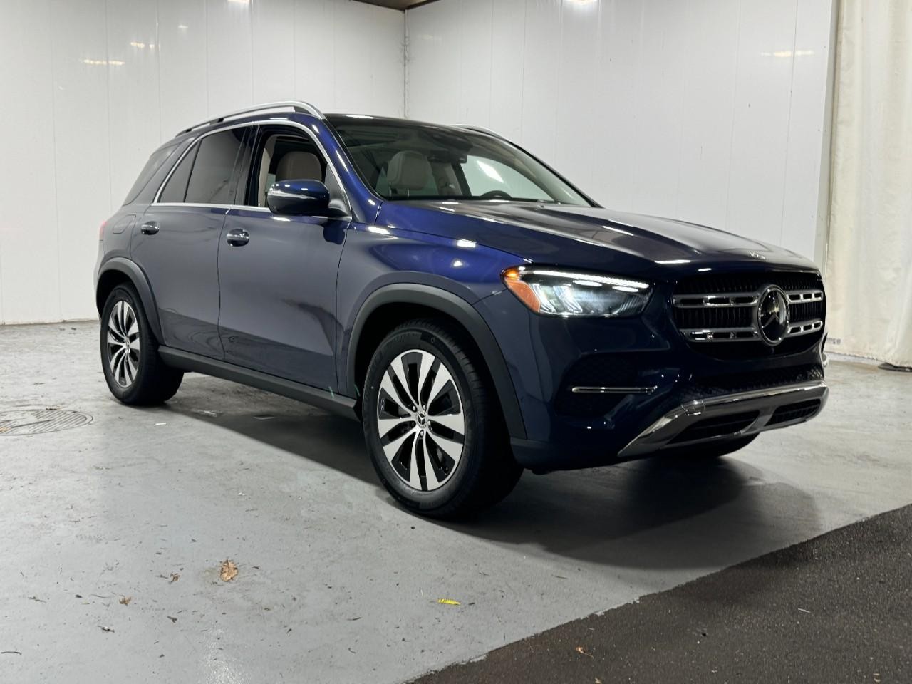 Mercedes-Benz GLE Vehicle Full-screen Gallery Image 6