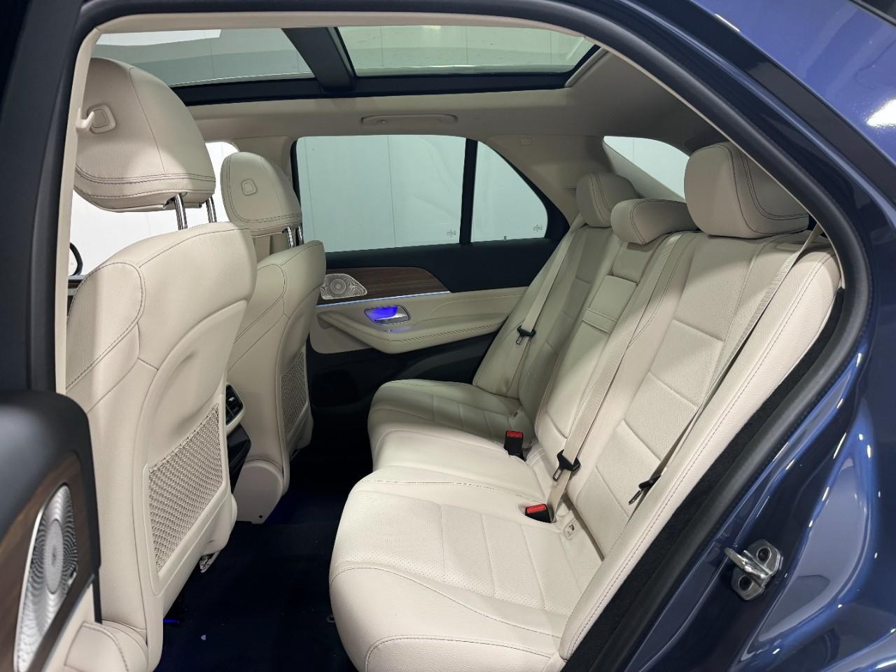 Mercedes-Benz GLE Vehicle Full-screen Gallery Image 8