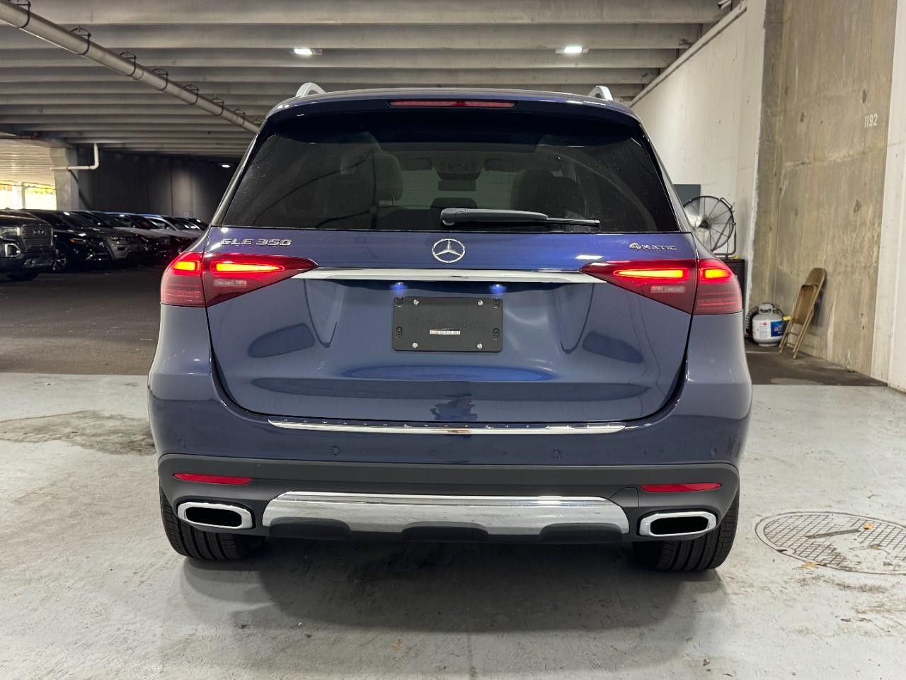 Mercedes-Benz GLE Vehicle Full-screen Gallery Image 9