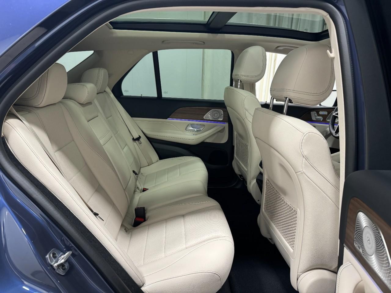 Mercedes-Benz GLE Vehicle Full-screen Gallery Image 10