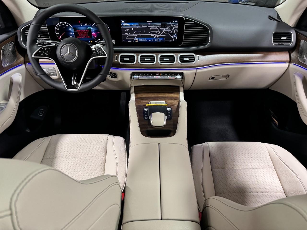 Mercedes-Benz GLE Vehicle Full-screen Gallery Image 12