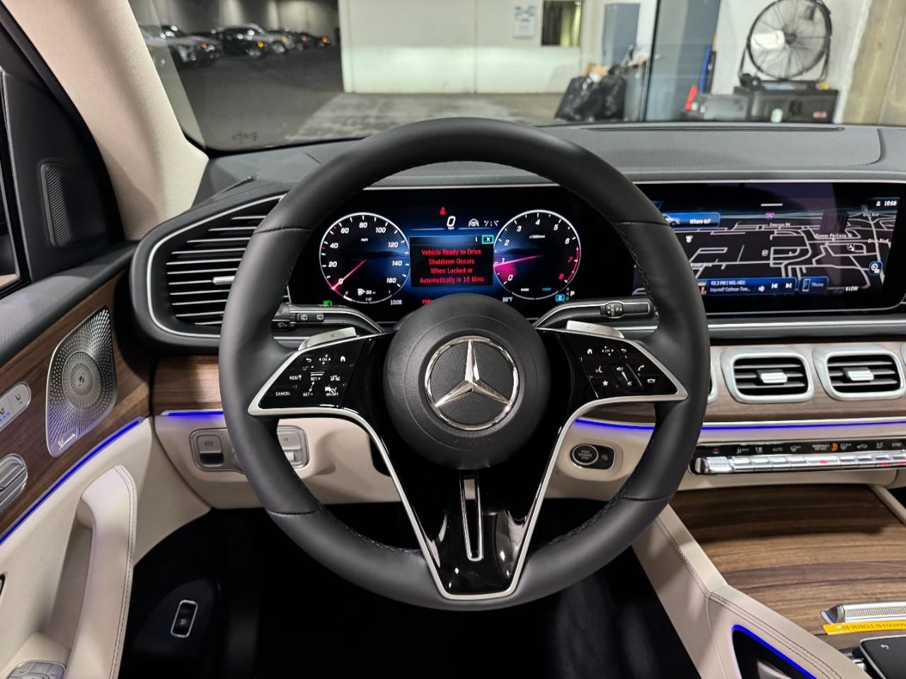 Mercedes-Benz GLE Vehicle Full-screen Gallery Image 13