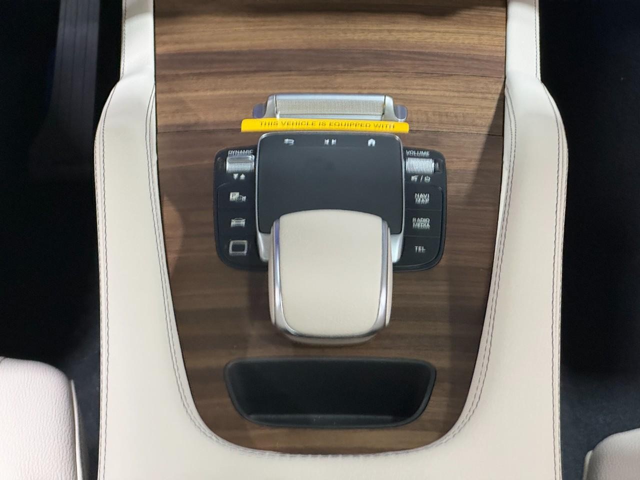 Mercedes-Benz GLE Vehicle Full-screen Gallery Image 16