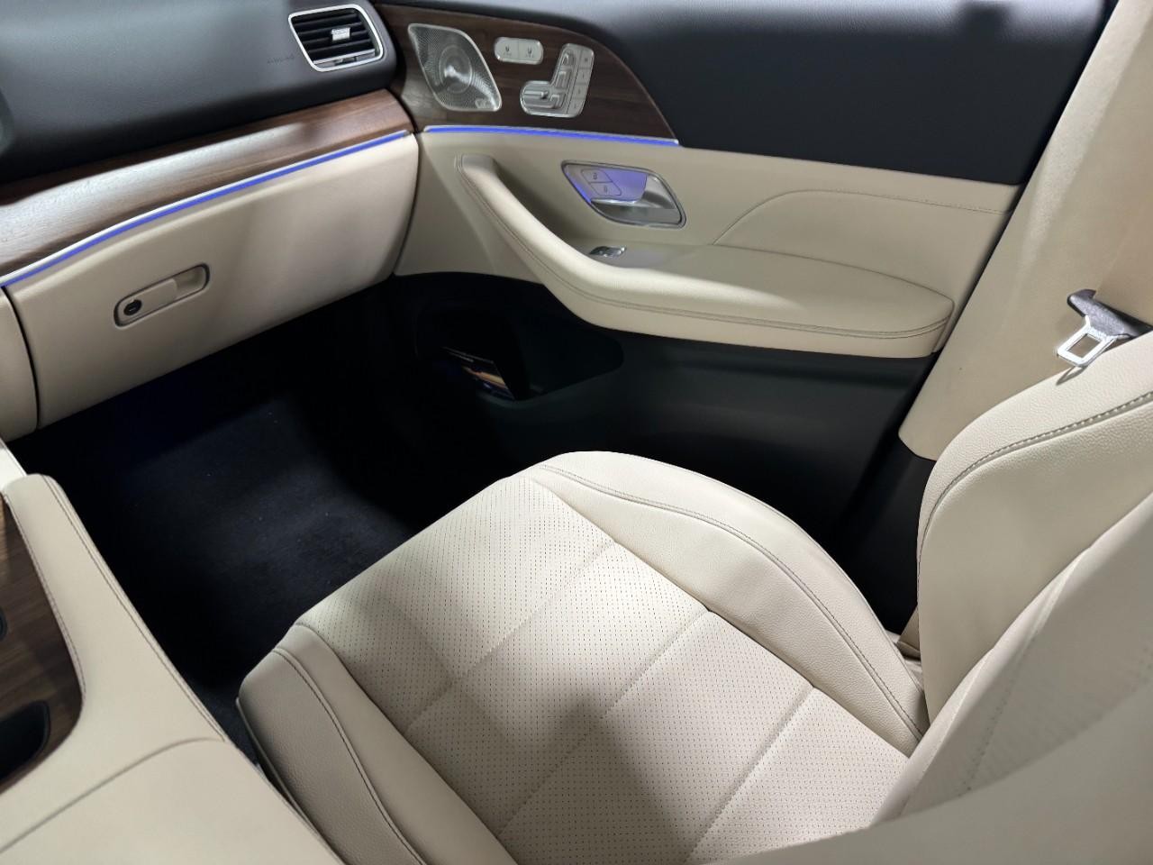 Mercedes-Benz GLE Vehicle Full-screen Gallery Image 17