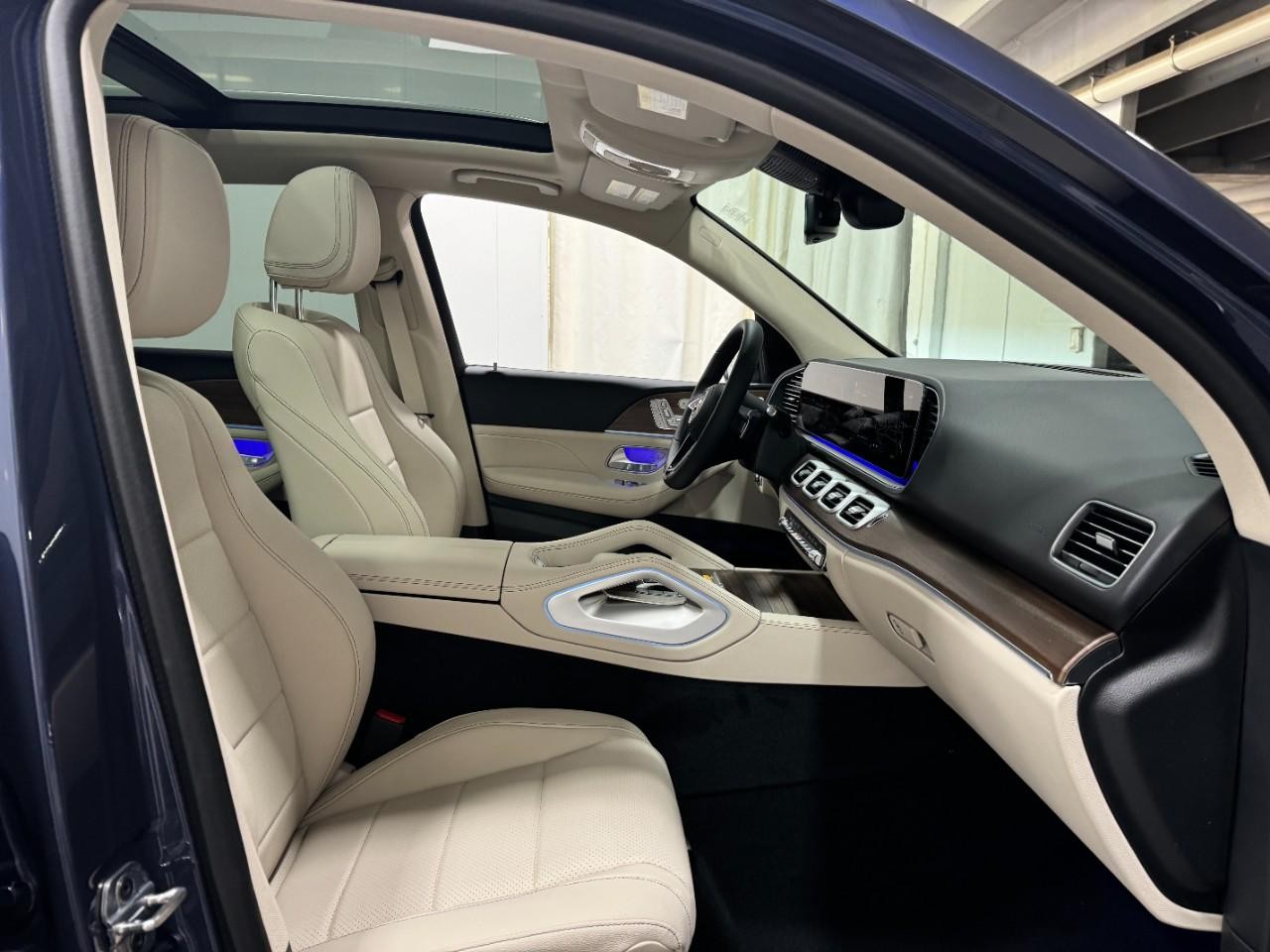 Mercedes-Benz GLE Vehicle Full-screen Gallery Image 18