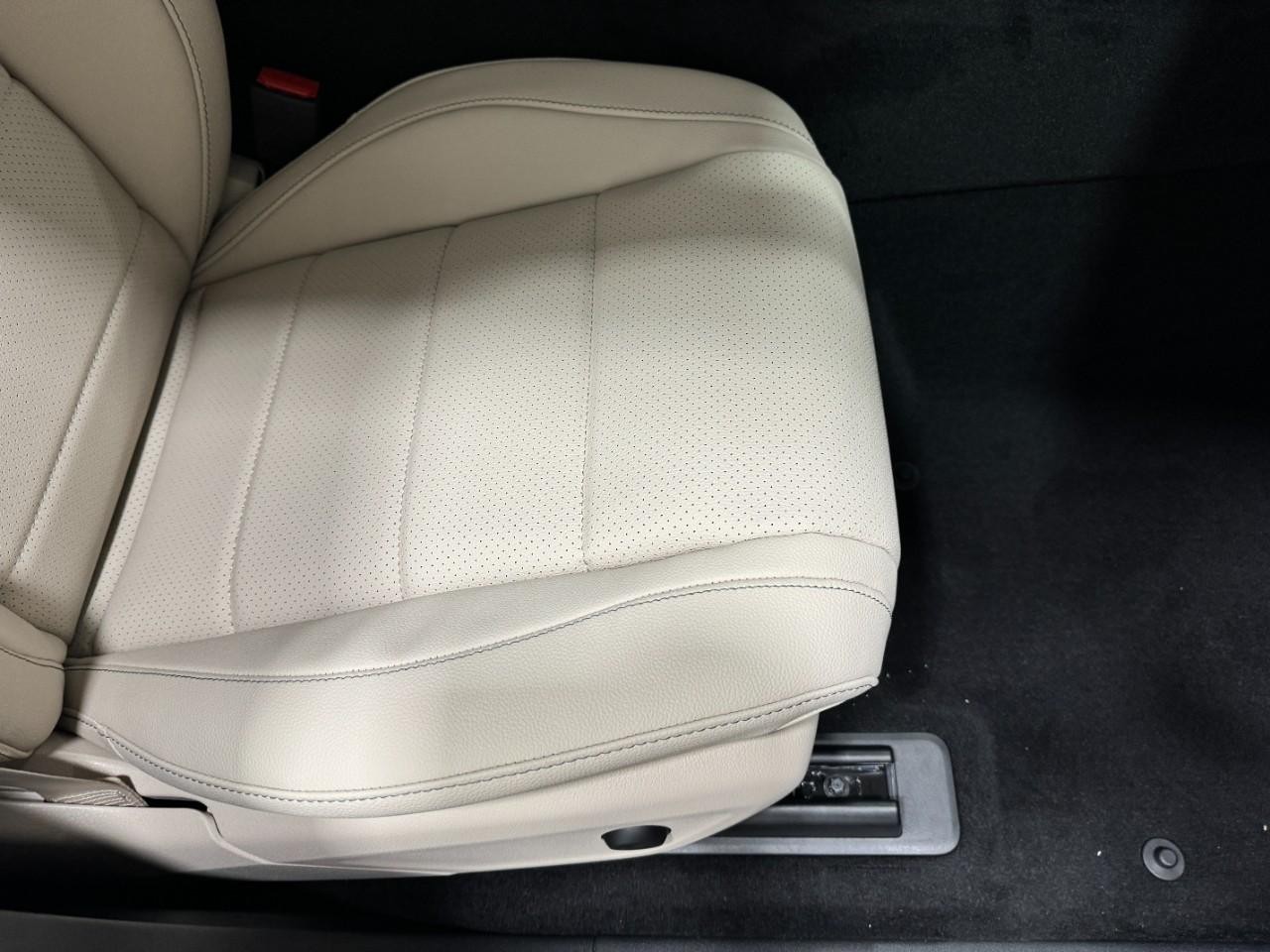 Mercedes-Benz GLE Vehicle Full-screen Gallery Image 19