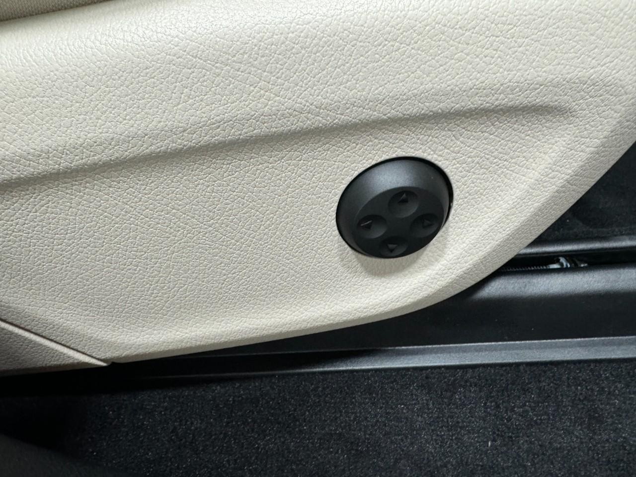 Mercedes-Benz GLE Vehicle Full-screen Gallery Image 20