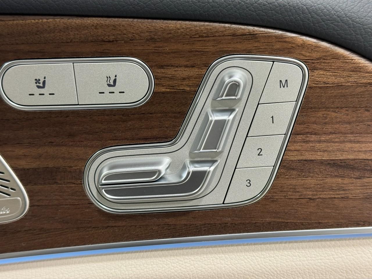 Mercedes-Benz GLE Vehicle Full-screen Gallery Image 21