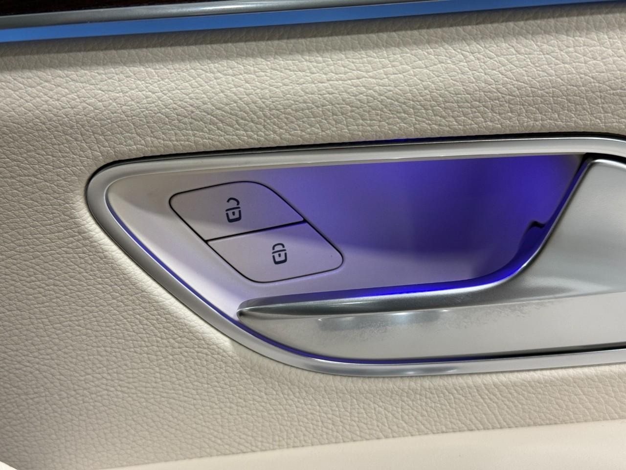 Mercedes-Benz GLE Vehicle Full-screen Gallery Image 22