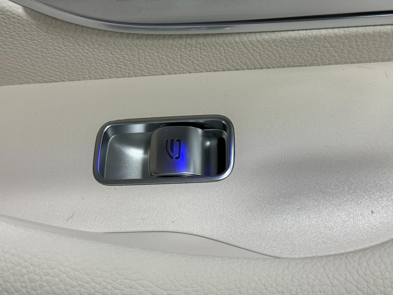 Mercedes-Benz GLE Vehicle Full-screen Gallery Image 23