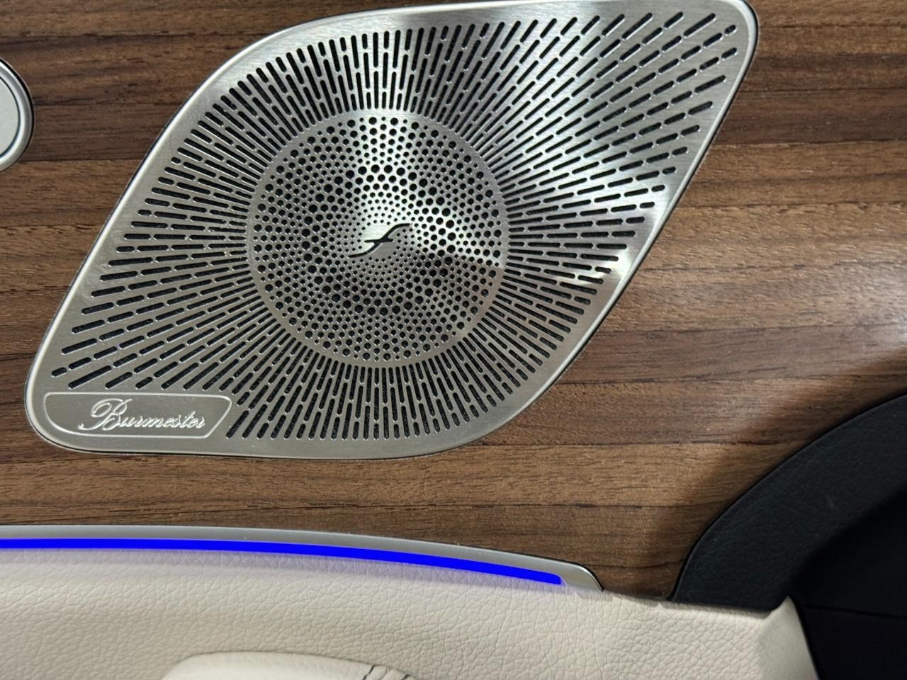 Mercedes-Benz GLE Vehicle Full-screen Gallery Image 24