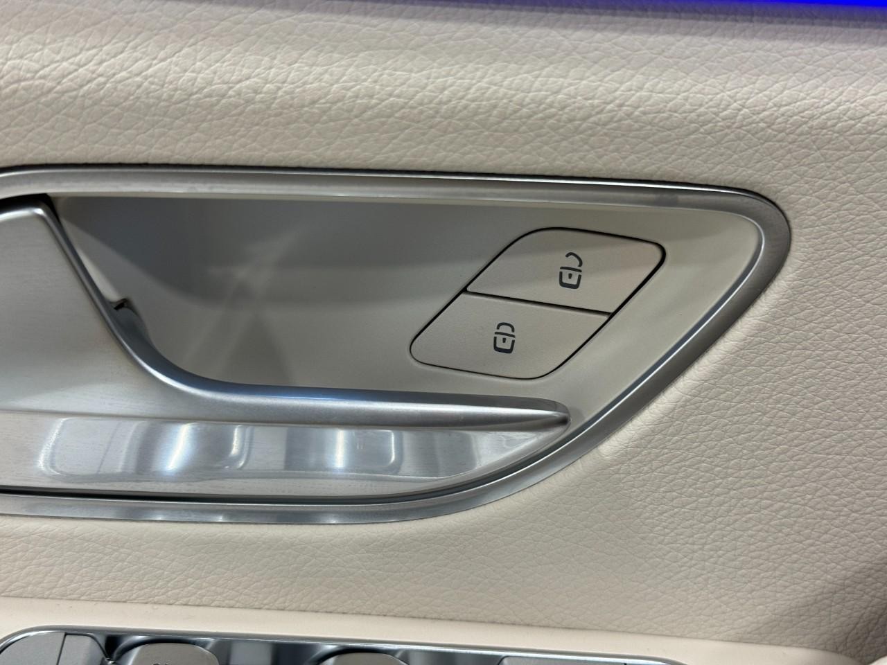 Mercedes-Benz GLE Vehicle Full-screen Gallery Image 26