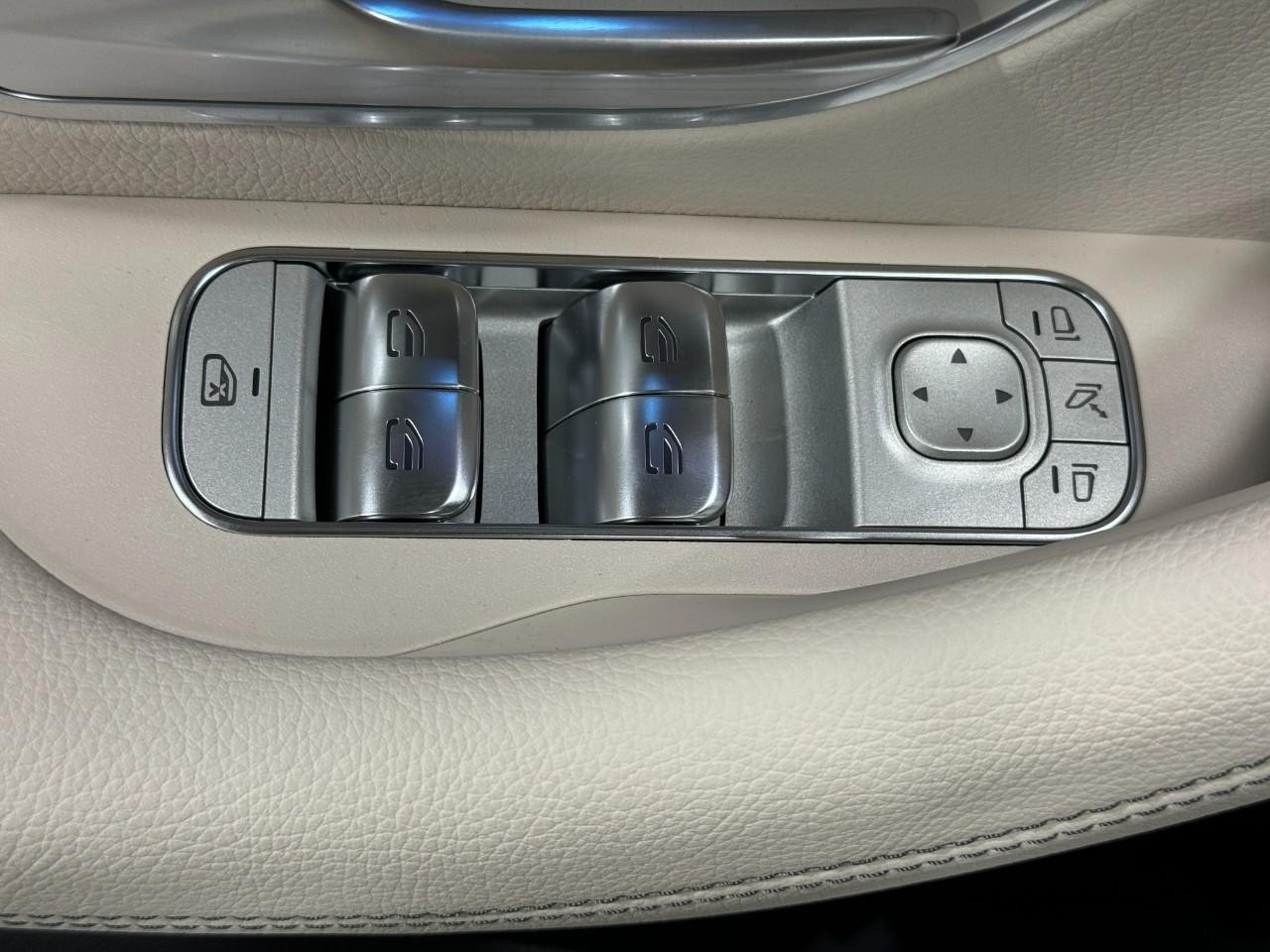 Mercedes-Benz GLE Vehicle Full-screen Gallery Image 27