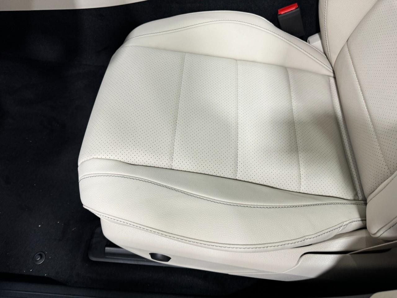 Mercedes-Benz GLE Vehicle Full-screen Gallery Image 30