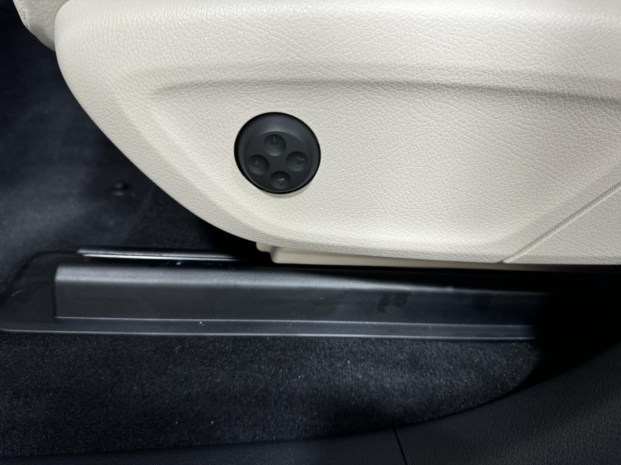 Mercedes-Benz GLE Vehicle Full-screen Gallery Image 31