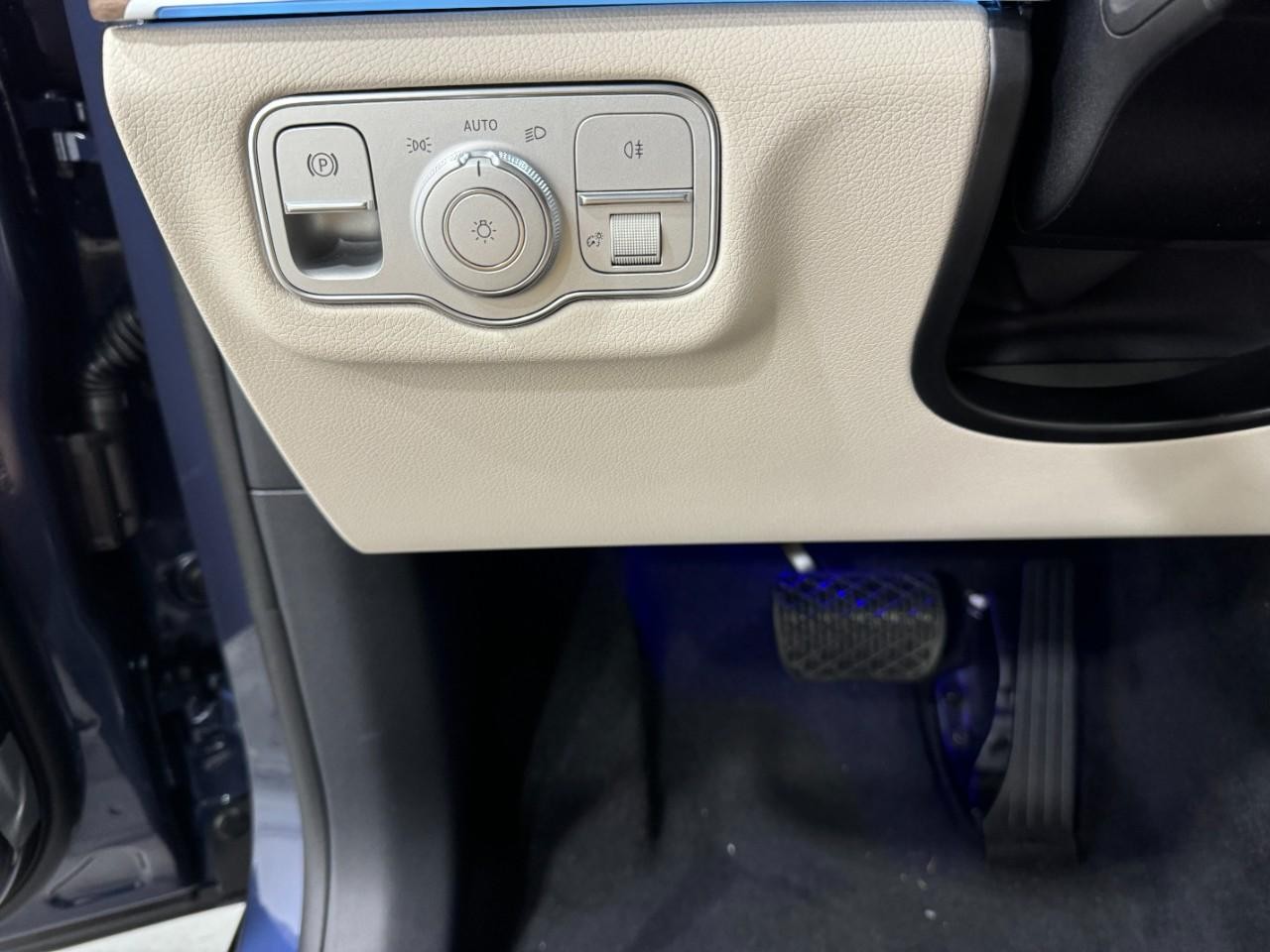 Mercedes-Benz GLE Vehicle Full-screen Gallery Image 32